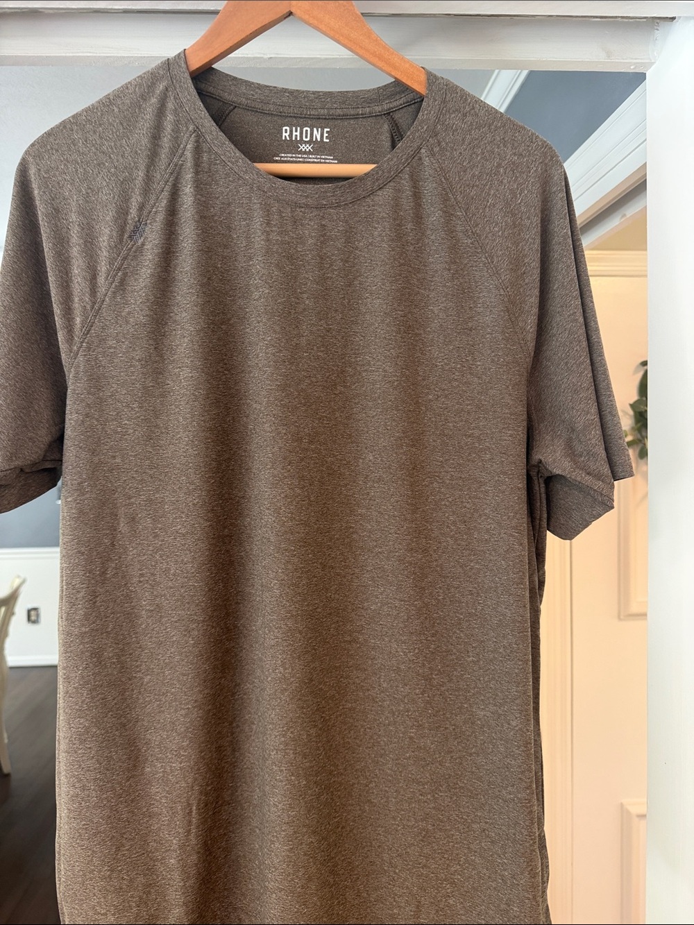 Men’s RHONE Reign Short-Sleeve Crew Neck T-Shirt in Heather Brown